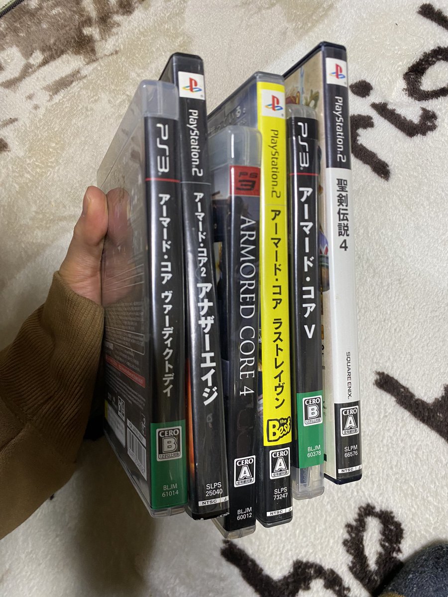 moayoro's tweet photo. 実家に帰ったらアーマードコアがあった！もっとAC3とかネクサスとかあった気がするけど見つからなかった！
ってかPS2とPS3って手に入るん(´･ω･`)？ https://t.co/rVs9qeinp5