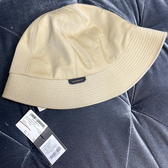 MichelleOhHello's tweet image. So good I had to share! Check out all the items I'm loving on @Poshmarkapp from @jamesmglobal #poshmark #fashion #style #shopmycloset #burberry: posh.mk/Z7CYOcz5Vvb