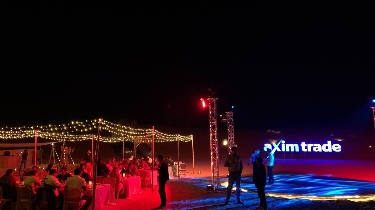 AximTrade's tweet photo. ワイルドに行こう！😎
AximTradeパートナーと共に、ドバイでアラビアンナイトなひとときを🌙

スリリングなサファリツアーに参加し🚙、
砂漠に沈む美しい夕日を鑑賞🌅

最後は砂漠の真ん中でVIPディナー🍴
忘れられない一日になりました💫

#ドバイ #サファリ #アラビアンナイト #AximTrade https://t.co/k1lugIDtQ8