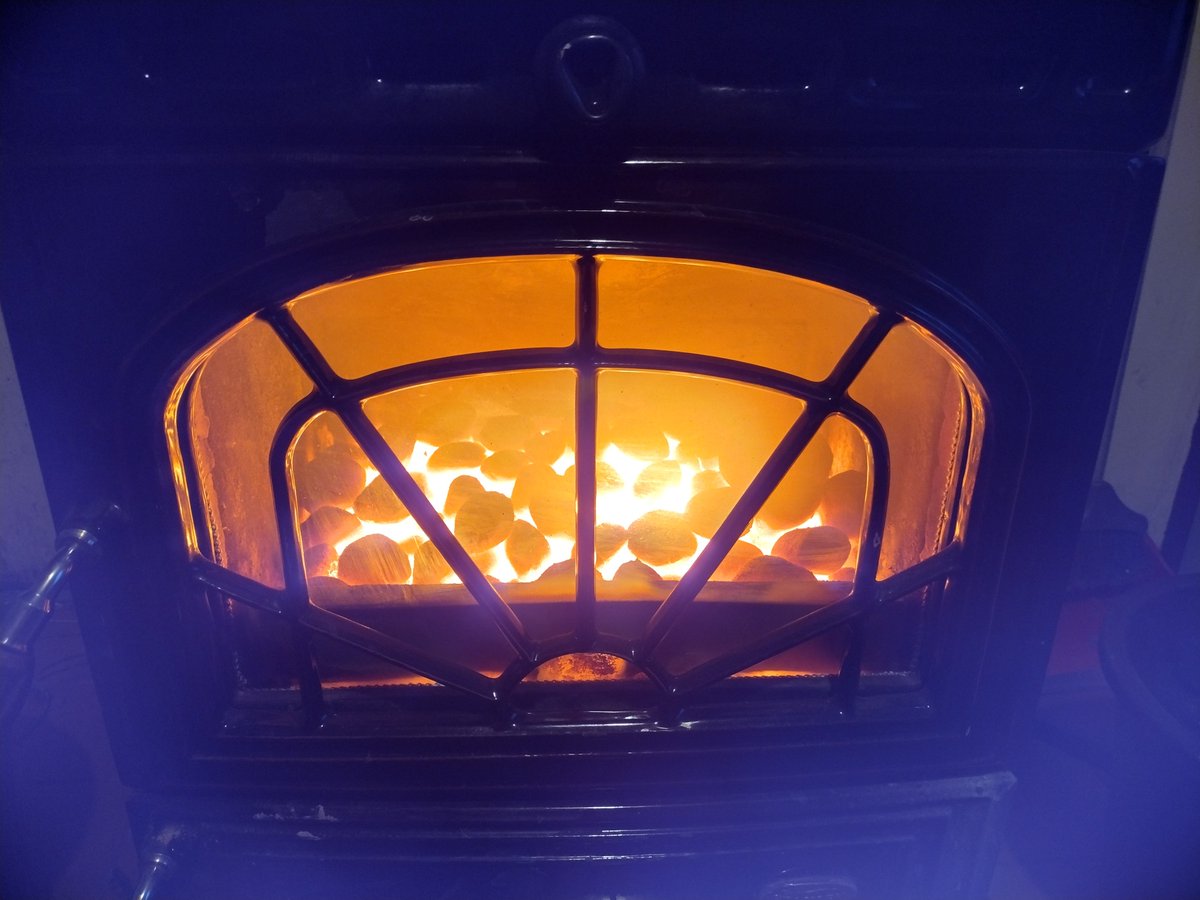 Robthechemist's tweet photo. @EilisOHanIon Very late to the discussion here, but this is the Arigna Fuels work stove this morning. Ecobrite fuel heating 17 rads. 
Anthracite fuel needs a decent supply of air due to the high fixed carbon content. 
High volatile fuels - coal and wood, create their own draft with high flames https://t.co/Xqx9nnqoLW