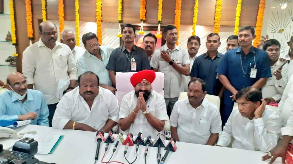 Koppulaeshwar1's tweet photo. రాష్ట్ర పౌర సరఫరాల సంస్థ చైర్మన్ గా హైదరాబాద్ ఎర్రమంజిల్ లోని తెలంగాణ సివిల్ సప్లై భవన్ లో సర్దార్ రవీందర్ సింగ్ గారి ప్రమాణ స్వీకారానికి ముఖ్య అతిథిగా హాజరై శుభాకాంక్షలు తెలపడం జరిగింది. @BRSparty @KTRTRS @TSwithKCR @GKamalakarTRS @vinodboianpalli https://t.co/VINSZ1ZyfS