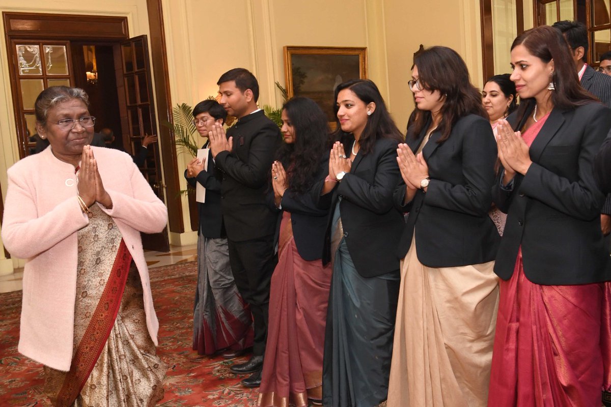 rashtrapatibhvn's tweet photo. Probationers of Indian Forest Service called on President Droupadi Murmu at Rashtrapati Bhavan. The President said that nature has given us bountiful presents and it is the duty of each one of us to be sensitive and responsible towards the environment. https://t.co/eE96pFwgTn https://t.co/fARkTs8xPo