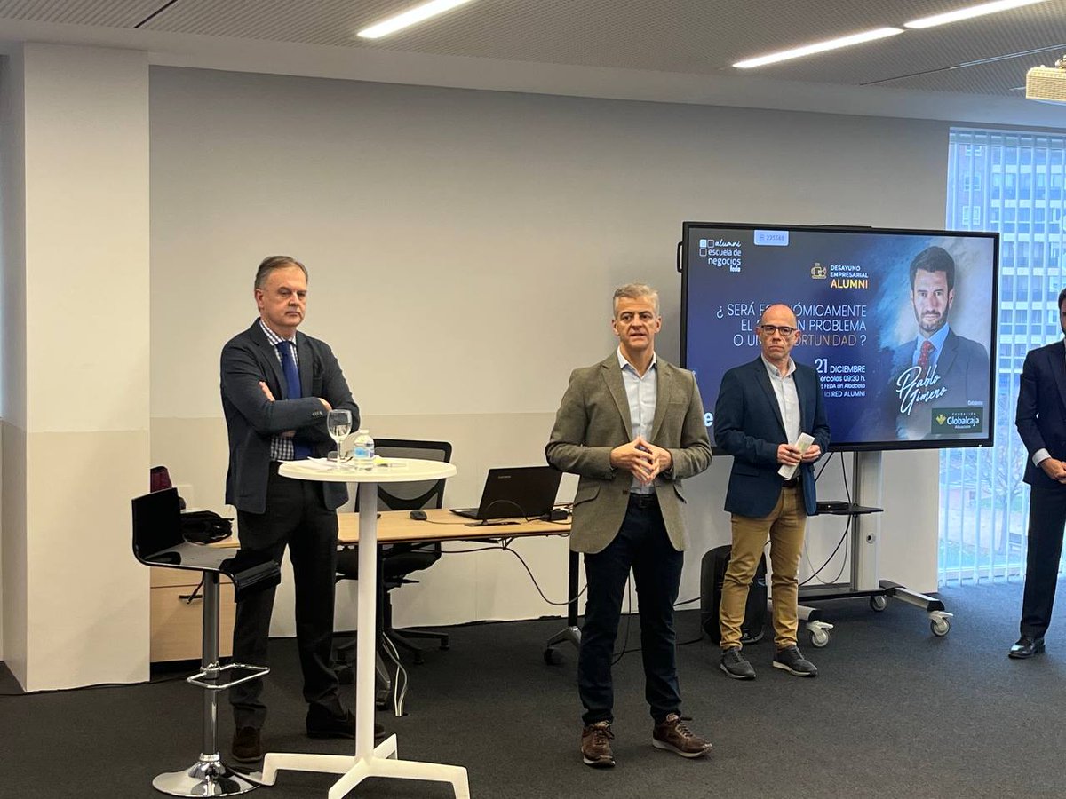 EN_FEDA's tweet photo. El secretario general de @EmpresariosFEDA, @vincentgarm, y el responsable de #FEDAFormación, @carlosmbuendia, dan la bienvenida a los asistentes al desayuno empresarial de la #RedAlumni, con @PabloGimenoPGS  
Colabora @SomosGlobalcaja
#ENFEDAFormación #ColaboraGlobalcaja https://t.co/JTORuOu4nO