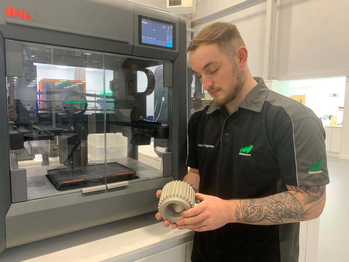 Matsuura_UK's tweet photo. Matsuura Additive Manufacturing Applications Engineer Ross Chapman inspecting a Stainless-Steel 3D print produced on the Desktop Metal Studio System 2.
Want to see one live? Call us on 𝟬𝟭𝟱𝟯𝟬 𝟱𝟭𝟭𝟰𝟬𝟬.
#3dprinting #desktopmetal #Matsuura #additivemanufacturing #3dmetal https://t.co/0DKPvBpUGm