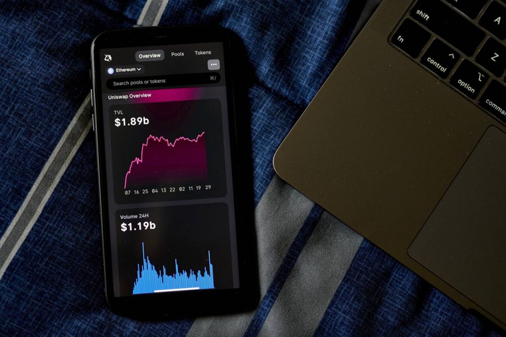 ‍Uniswap announced that its users can now buy cryptocurrency with payment cards and bank transfers.
Conversion of fiat into digital assets is available in Ethereum, Polygon, Optimism and Arbitrum networks.