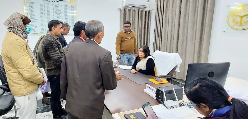 dmballia's tweet photo. जनसमस्याओं का निस्तारण @UPGovt की सर्वोच्च प्राथमिकता है। आज भी अपने कार्यालय में जनसुनवाई कर जनता की शिकायतों का त्वरित निस्तारण के लिए सम्बंधित अधिकारियों को निर्देशित किया गया।
@CMOfficeUP @ChiefSecyUP @spgoyal @ShishirGoUP @InfoDeptUP https://t.co/SirnNFkX9F