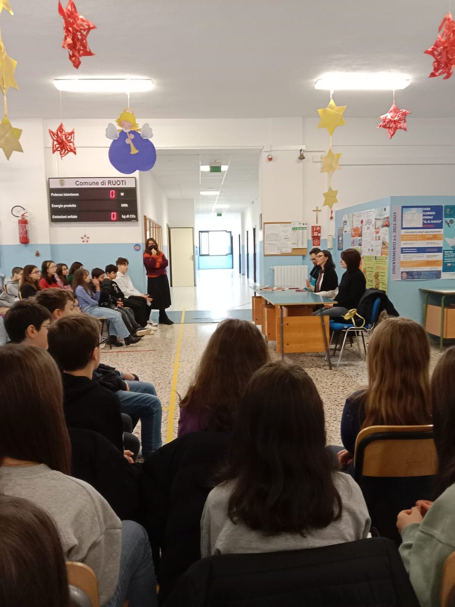EvaBonitatibus's tweet photo. Com'era il #Natale di un tempo?E quali le differenze con quello di oggi?"Ho provato a rispondere ai ragazzini della scuola media di #Ruoti ieri mattina e a tutte le loro domande.Ho detto che le loro certezze sono il frutto di un lunghissimo percorso compiuto.Grazie @gentifra! https://t.co/oXZnKcu0Lh