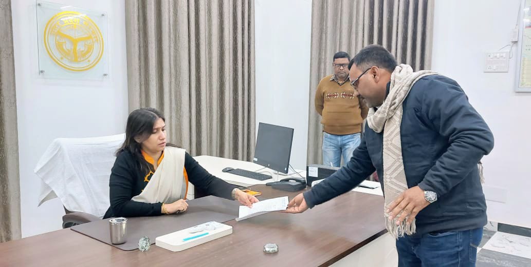dmballia's tweet photo. जनसमस्याओं का निस्तारण @UPGovt की सर्वोच्च प्राथमिकता है। आज भी अपने कार्यालय में जनसुनवाई कर जनता की शिकायतों का त्वरित निस्तारण के लिए सम्बंधित अधिकारियों को निर्देशित किया गया।
@CMOfficeUP @ChiefSecyUP @spgoyal @ShishirGoUP @InfoDeptUP https://t.co/SirnNFkX9F