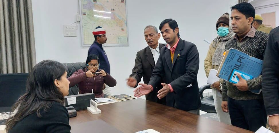 dmballia's tweet photo. जनसमस्याओं का निस्तारण @UPGovt की सर्वोच्च प्राथमिकता है। आज भी अपने कार्यालय में जनसुनवाई कर जनता की शिकायतों का त्वरित निस्तारण के लिए सम्बंधित अधिकारियों को निर्देशित किया गया।
@CMOfficeUP @ChiefSecyUP @spgoyal @ShishirGoUP @InfoDeptUP https://t.co/SirnNFkX9F