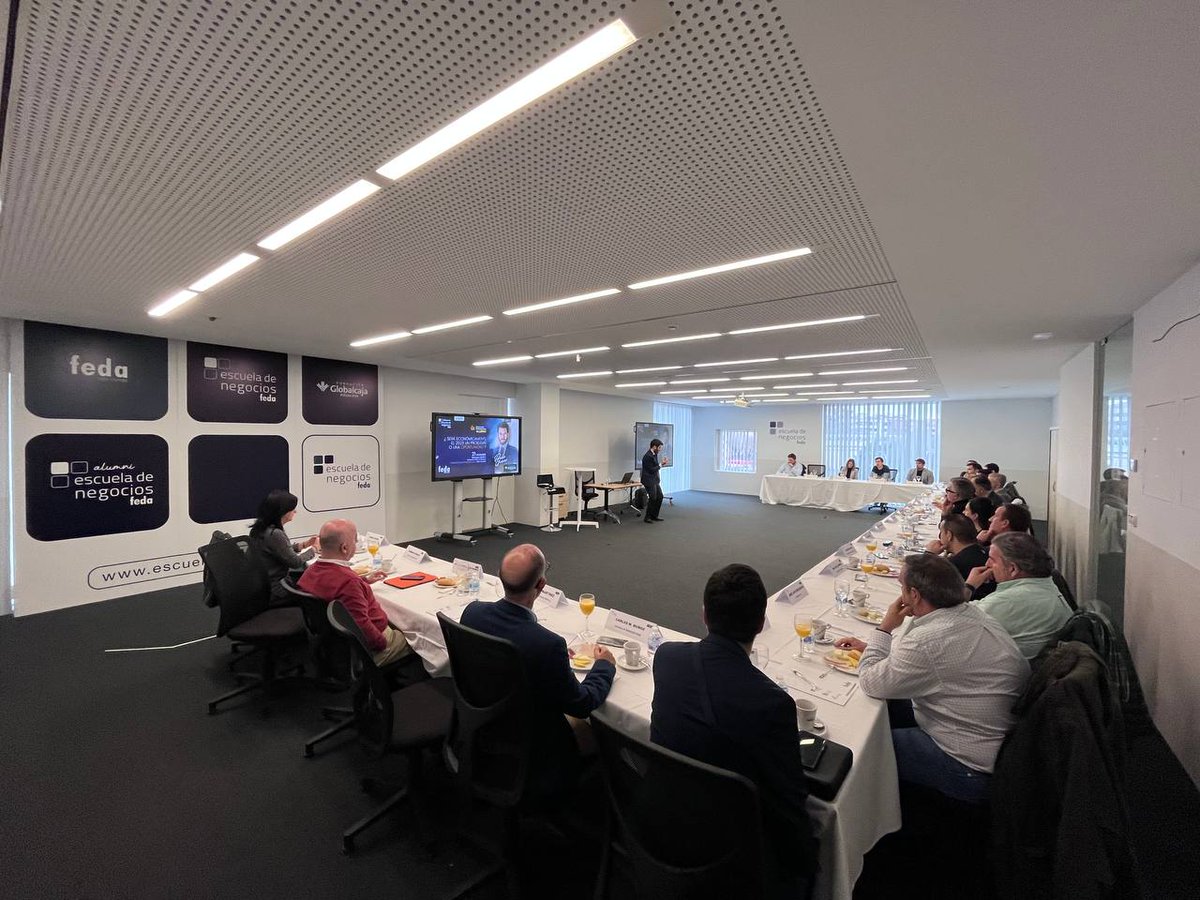 EN_FEDA's tweet photo. En el desayuno empresarial de la #RedAlumni, @PabloGimenoPGS analiza cómo nos afecta la geopolítica mundial, inflación, pensiones, fiscalidad... todas las claves para navegar los próximos meses por un mar agitado.
Colabora @SomosGlobalcaja
#ENFEDAFormación #ColaboraGlobalcaja https://t.co/a1NTrqqrBo