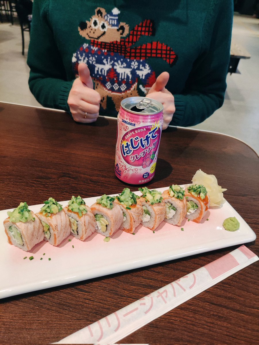 побывали на Варшавском вокзале, который отныне огромный фуд-молл, впечатления великолепные, даже удалось отведать кусочек 151 метровой шавермы х)