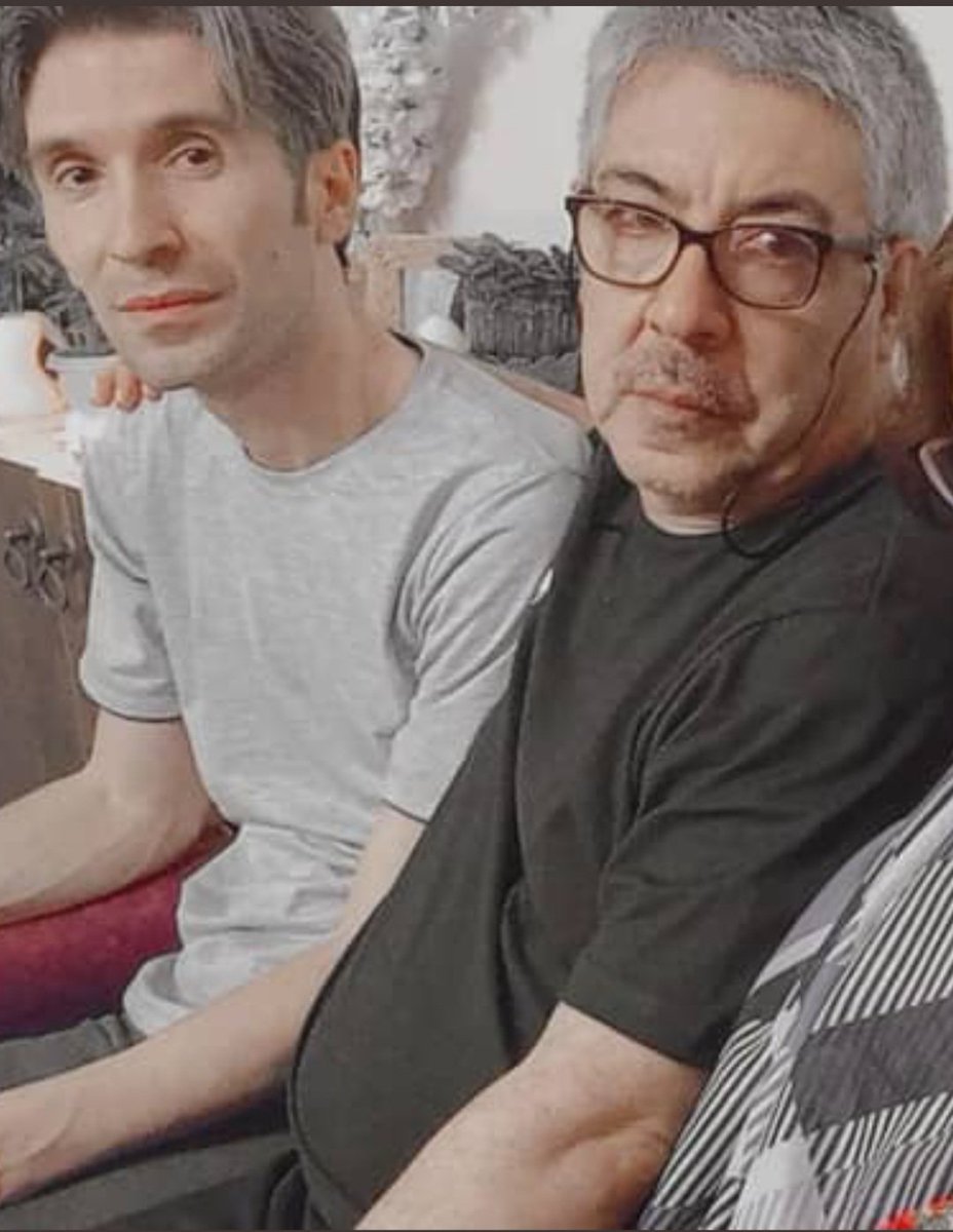 دیروز قرار بر این بود اولین جلسه رسیدگی به اتهامات #آرش_صادقی در شعبه ۲۶ دادگاه انقلاب به ریاست آخوند ایمان افشاری برگزار شود، اما آرش در اعتراض به اجبار برای پوشیدن لباس زندان، دستبند و پابند و از انتقال با این شرایط از رفتن به دادگاه امتناع کرد.