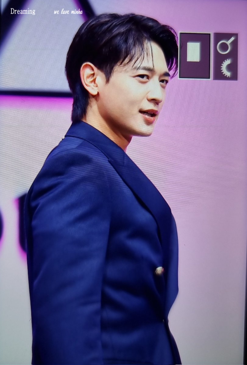 dreaming1209's tweet photo. 221221 런웨이 피날레 포즈에 아이돌 엔딩요정 등장🥰 #민호 https://t.co/DKZAmPtcND