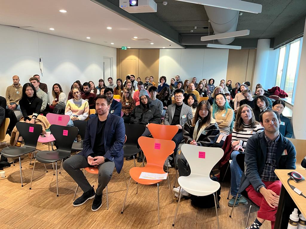Last month we organised the first edition of Experience &amp; Beyond, an event aimed at connecting HCI / UX professionals in industry and academia. Now written up as a blogpost! 🎉

chinederland.nl/2022/12/experi…