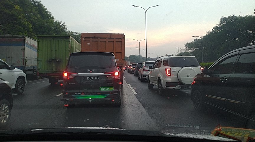 yeri_2010's tweet photo. @RadioElshinta macet tol lingkar luar dari jatiasih arah pondok indah cuaca gerimis https://t.co/YHOWuAbE4a
