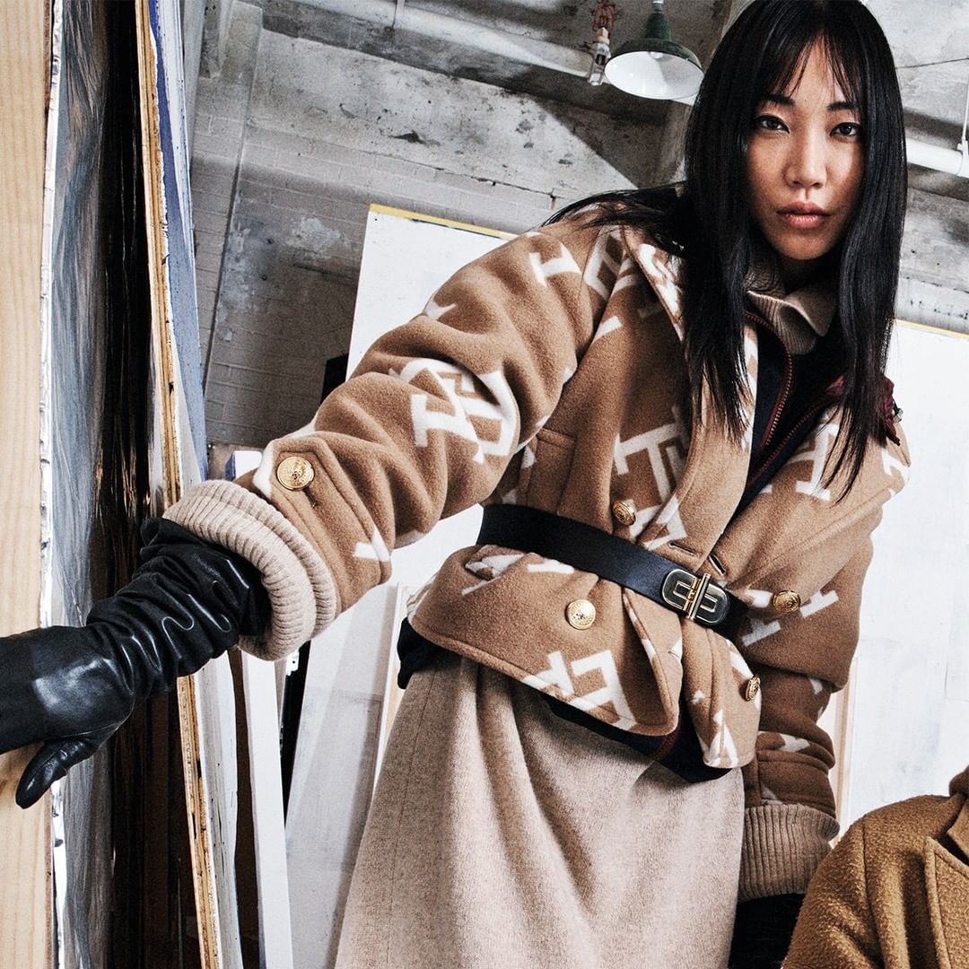 TommyHilfigerJP's tweet photo. 全面にちりばめられたTHモノグラムが印象的なウール×カシミヤのショート丈ピーコートをご紹介。
ボリュームのある衿が存在感たっぷりで、ベルトでウエストマークすればまた違った表情に。
https://t.co/XRrujVDFfL

#トミーヒルフィガー
#THMonogram https://t.co/VMgvHjGisE