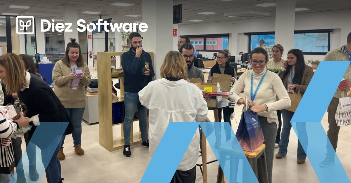 🌟¡Ya hemos celebrado nuestro tradicional amigo invisible en Diez Software! 🌟
Un año más, hubo buenos regalos, mensajes y sobre todo mucha mucha diversión para todos.
🎄Es el momento perfecto para desearnos y desearos a todos ¡Feliz Navidad!