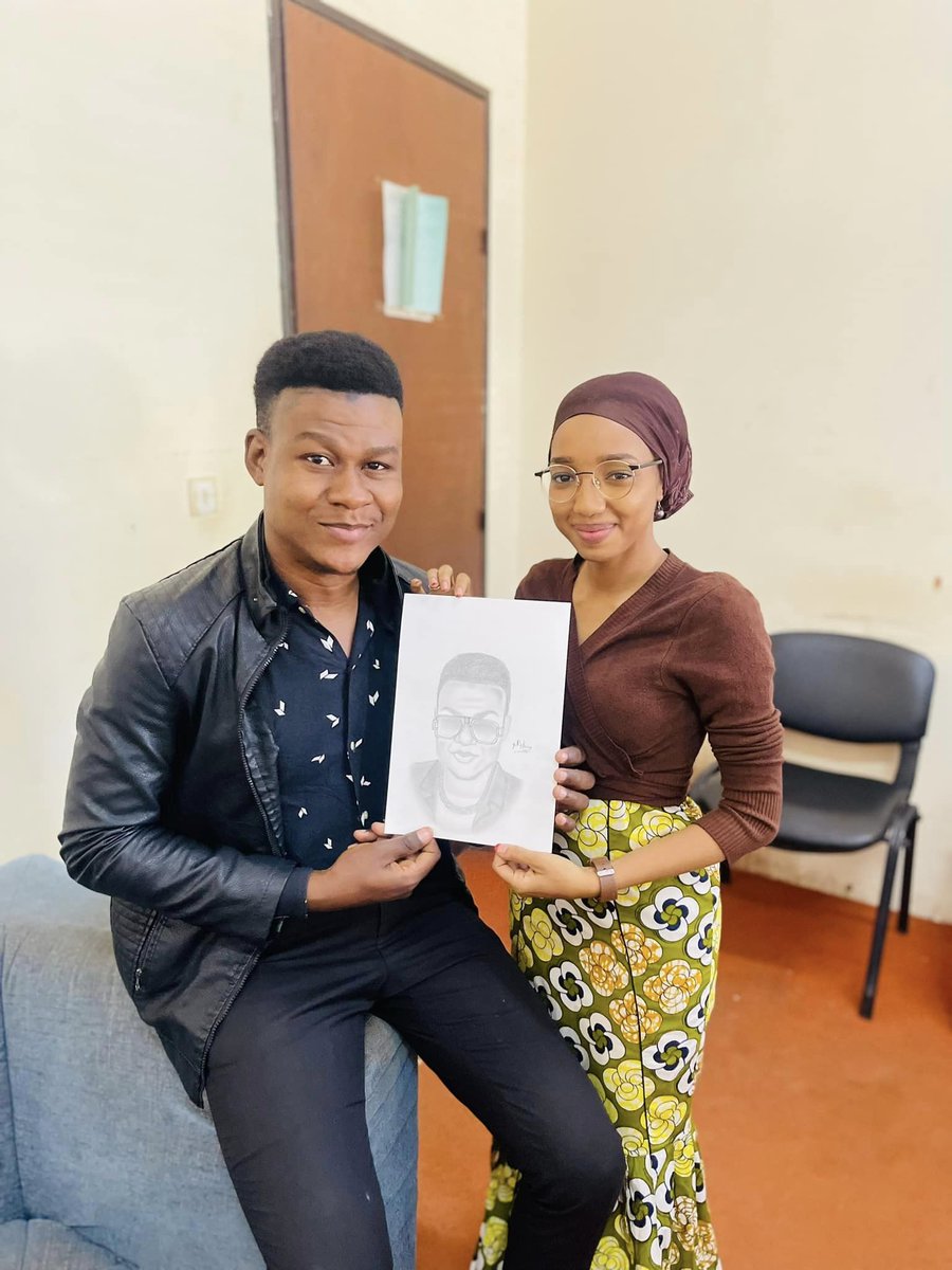 Merci infiniment <a href="/yasmina/">Yasmina Haryono</a> abdou pour ce beau portrait de moi
Elle tenait à être la première à me donner mon cadeau d'anniversaire.
Merci pour cette attention chaleureuse 🥰🥰

#cadeau #love #birthday #Kitary #Barakina #FêteAuVillage #NegritudeRecords #Musique #Niger #TL227