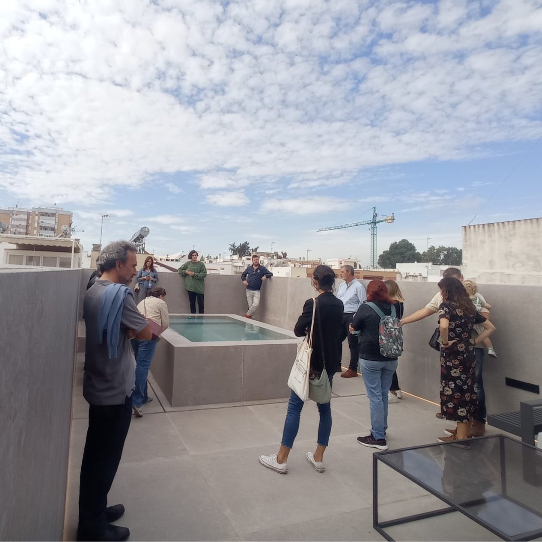 Openhousevilla's tweet photo. 🌟 El estudio de @TousidonisAnisi llevó a cabo esta vivienda unifamiliar de tres plantas y espacios diáfanos donde la luz es la protagonista. ¿Qué os parece la piscina de la última planta? #OpenHouseSevilla #ociosevilla #festivalarquitectura #arquitectura #Sevilla #casadelacruz https://t.co/SA1MLBEqc9