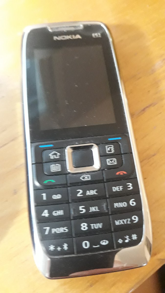 Antti_Sorri's tweet photo. #NokiaE71 kuuloke ja kaiutin eivät enää toimi. Hyvästi taiteilija #SirpaRistamäki'n lahjoittamalle ihanalle puhelimelle qwerty-näppäimineen. ☹️💔

Tilalle melkein koskematon #NokiaE51. Mikä design! 😍 Osaankohan tekstata tuollaisella? 🤔😊

#Kiertotalous #kierrätys #matkapuhelin https://t.co/9wskNibICT