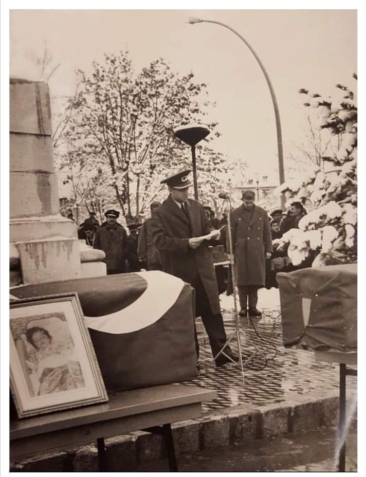 Bugün-21 Aralık 1963:
Rum çetelerince Babam Kıbrıs Türk Alayı Baştabibi Binbaşı Nihat İlhan’ın evlatları Murat, Kutsi, Hakan ve eşi Mürüvvet Hanım ile birlikte 364 Kıbrıs Türkü'nün şehit edildiği gündür.
Fotoğraf Şehit Evlatlarının Cenazesinde Babam ve tek sözü: "Vatan Sağolsun"