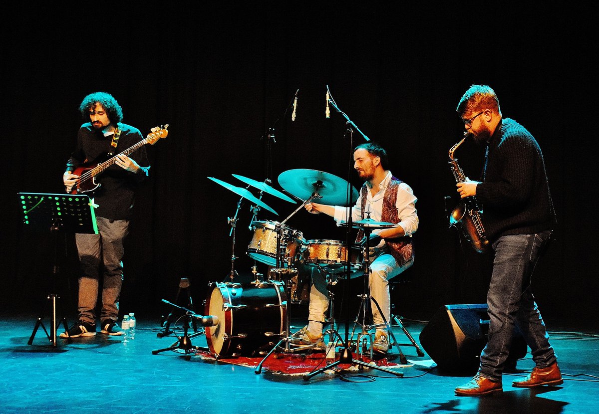 JoniWitzi's tweet photo. 📸 Del dissabte, a l'Auditori de #PinedaDeMar, des de l'ull del #JoanCaimel.

PS: Avantsala d'una caiguda lliure a les tenebroses profunditats d'un procés febril i delirant com no recordo en molts anys... Recuperant-me a contrarellotge que demà i divendres hi tornem... GASSS!!! https://t.co/xhiavS3A5l