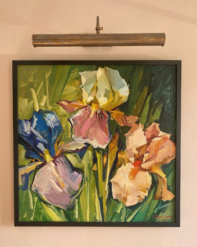 wall_lighting's tweet image. The Dublin is the most sophisticated picture light to create ambiance in any room. The sleek shape and style complements artwork.
This display light comes with a shade that limits glare and disperses light evenly on the picture. Suitable for any home, or commercial interiors.