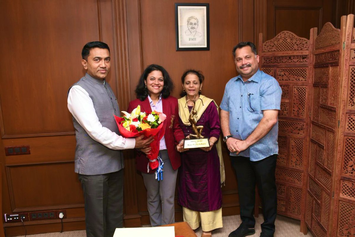DrPramodPSawant's tweet photo. Happy to meet the International Grandmaster Chess Player @Bhaktichess. Congratulated her on receiving the prestigious #ArjunaAward at the hands of the Hon'ble President of India at @rashtrapatibhvn.

Extended my best wishes to her for a bright future. https://t.co/O2yryffGFh
