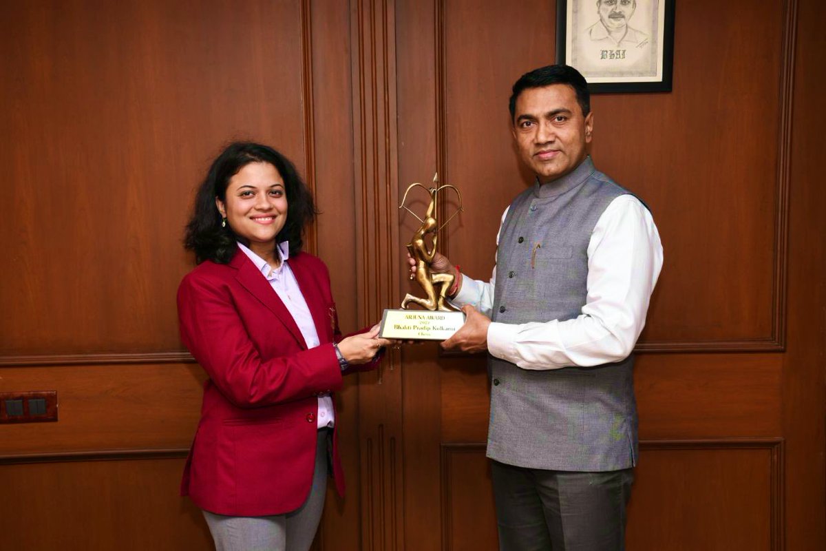DrPramodPSawant's tweet photo. Happy to meet the International Grandmaster Chess Player @Bhaktichess. Congratulated her on receiving the prestigious #ArjunaAward at the hands of the Hon'ble President of India at @rashtrapatibhvn.

Extended my best wishes to her for a bright future. https://t.co/O2yryffGFh