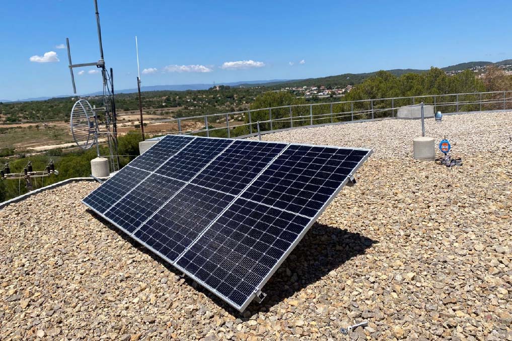 ☀️ A #Torredembarra s'han instal·lat plaques fotovoltaiques a la coberta del dipòsit Pujol. 

♻️ D'aquesta manera garantirem el funcionament de les instal·lacions amb la generació d'energia verda.

📸 <a href="/aigua_cat/">ACA</a>
