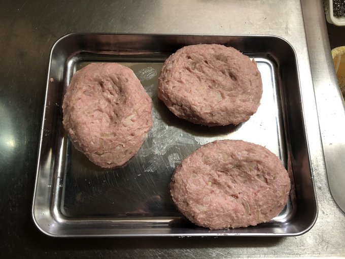 こねました
こねたんですよ!必死に

その結果がこれなんですよ!

玉ねぎを刻んで
挽肉と合わせて
今はこうして空気を抜いてる

この後は何をどうしろって言うんです!

どうやって焼けば焦がさず中まで火が通るっていうんですか! 