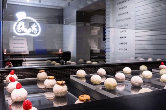 BistroPlace's tweet photo. Umikobake abre sus puertas como el templo de la repostería japo fusión
· El pastelero Alejandro García se une al nuevo proyecto de Umiko. Sus fundadores Juan Alcaide y Pablo Álvaro vuelven a revolucionar el sector reabriendo el mismo local donde empezó…

https://t.co/VtGEn75SNo https://t.co/bM2J1eJeLM