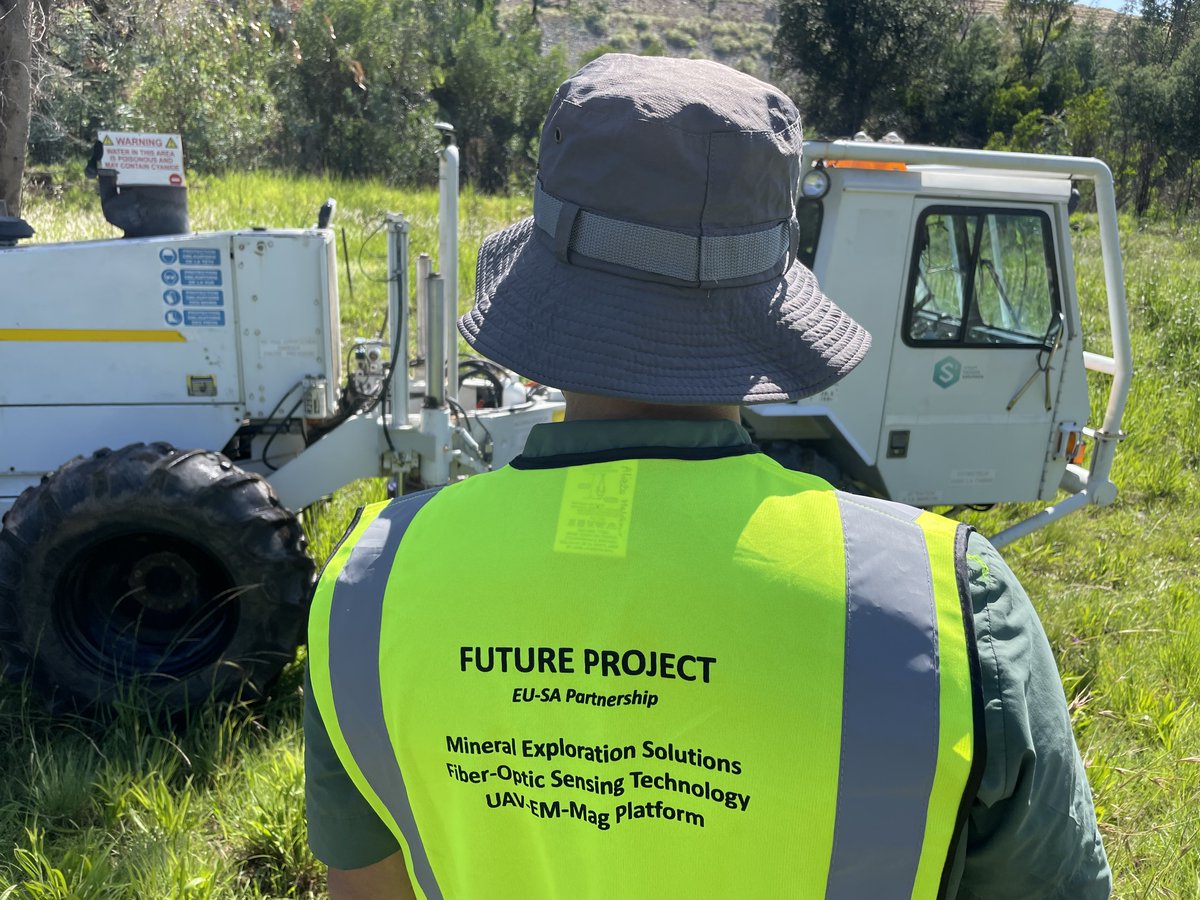 WitsUniversity's tweet photo. Wits takes lead The FUTURE (Fibre optic sensing and UAV-platform techniques for innovative mineral exploration) Project. A Global Innovative Seismic testing project for new generation exploration.

Read more: https://t.co/KT9XO00yqy https://t.co/OkFtgpcoNJ