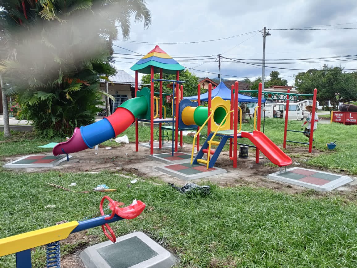 teamnurulizzah's tweet photo. Pembaikan dan Menaiktaraf Taman Permainan di Perkampungan Sungai Lembu, Permatang Pauh! Permohonan semenjak Julai 2022, Alhamdulillah terlaksana di bawah peruntukan @n_izzah. 

From this                   To this https://t.co/4f3bCWsbeN