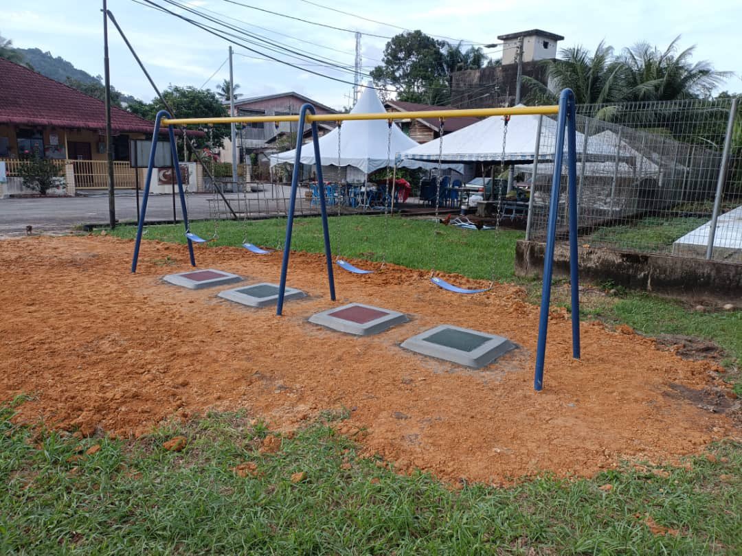 teamnurulizzah's tweet photo. Pembaikan dan Menaiktaraf Taman Permainan di Perkampungan Sungai Lembu, Permatang Pauh! Permohonan semenjak Julai 2022, Alhamdulillah terlaksana di bawah peruntukan @n_izzah. 

From this                   To this https://t.co/4f3bCWsbeN
