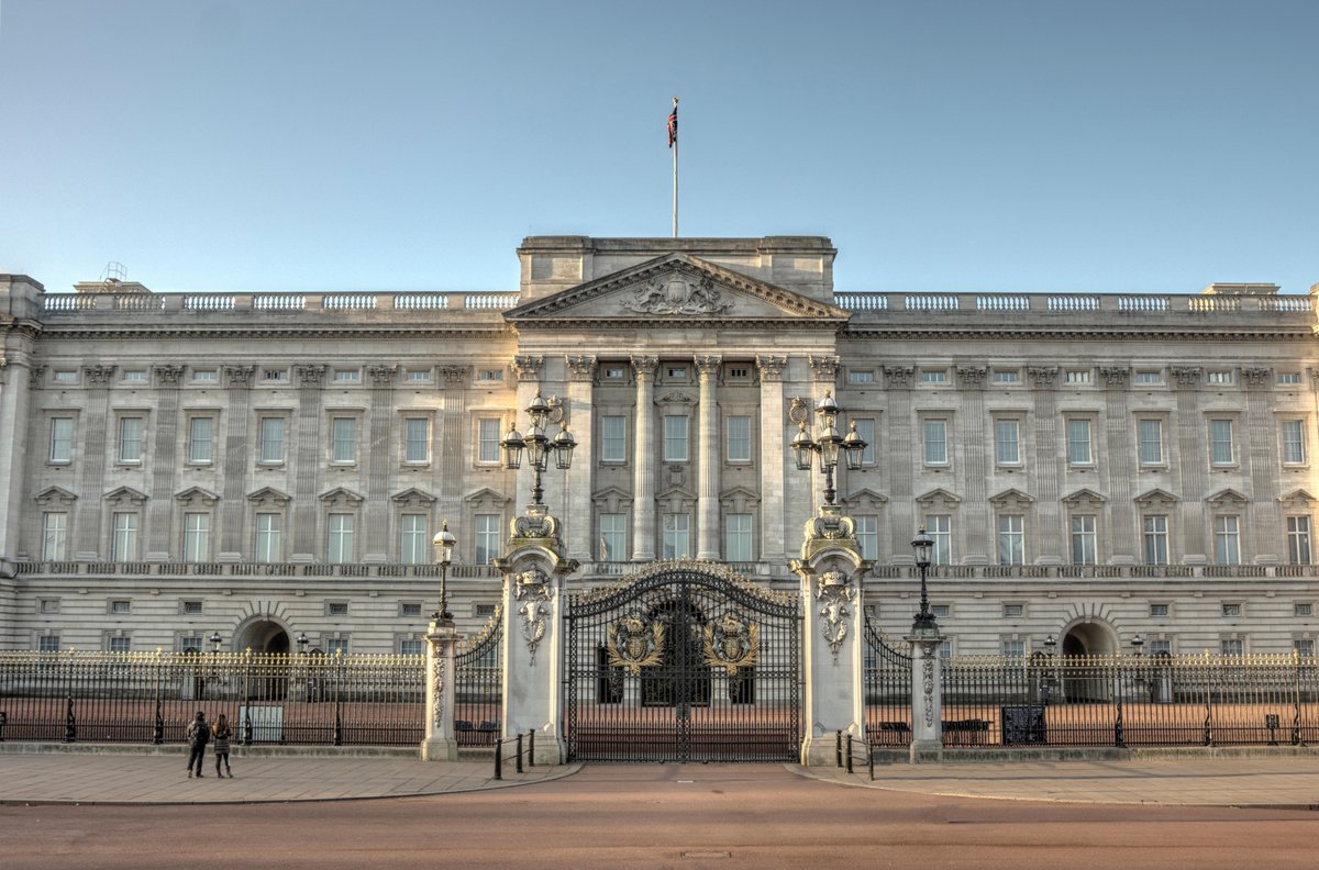 A man has been arrested on suspicion of causing criminal damage after a small fire was started near the gates of Buckingham Palace. #CapitalReports
