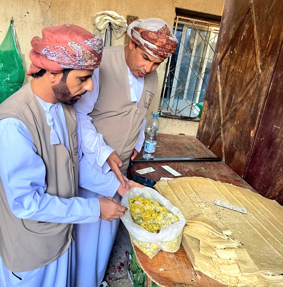 albyaan_'s tweet photo. 🔴بلدية #بدبد تداهم منزلاً تستغله عمالة وافدة كمقر لتحضير الوجبات الغذائية في أدنى ظروف الصحة العامة وبكميات تجارية حُضرّت بغرض بيعها للمطاعم والمقاهي حيث تم إحالة المخالفين لاستكمال الإجراءات القانونية درءًا لمثل هذه التجاوزات https://t.co/FJYmlcySqW