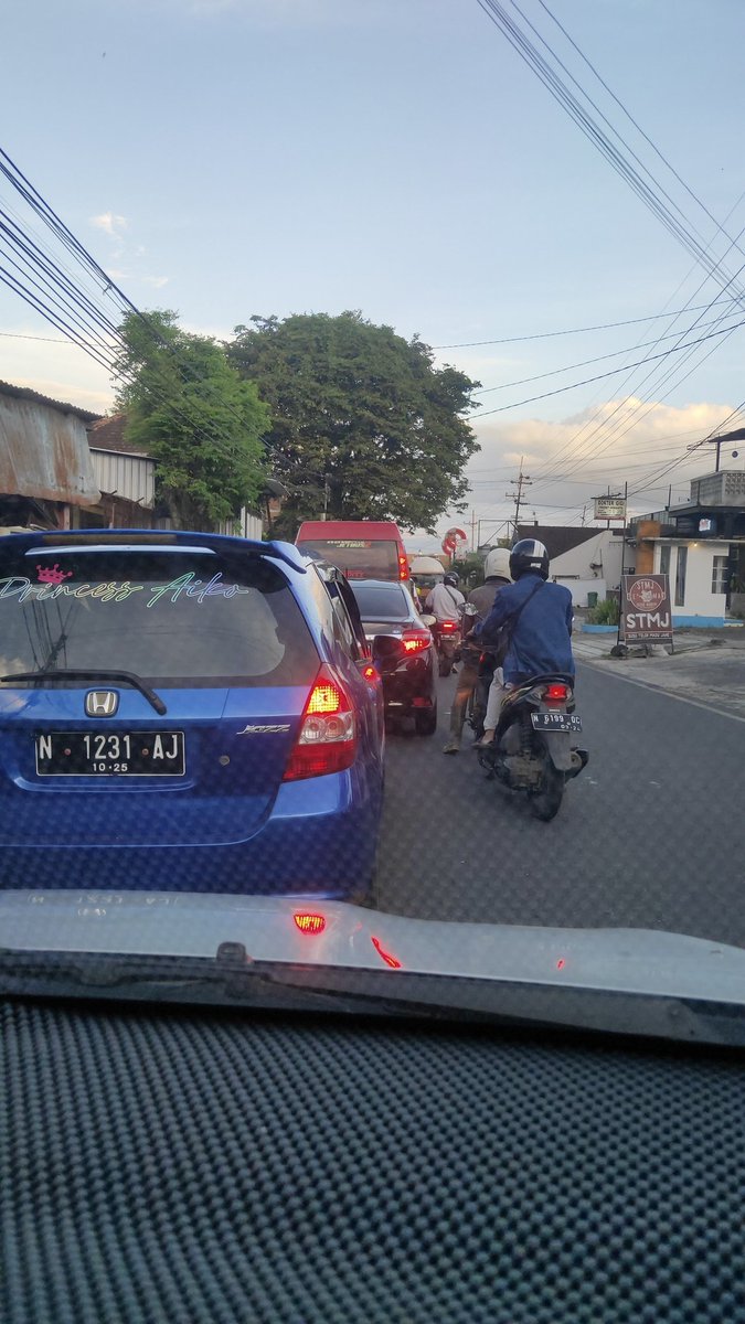 amartaa304's tweet photo. @cityguide911fm pertigaan jln raya bandulan macet... https://t.co/X9yXQOGtyo
