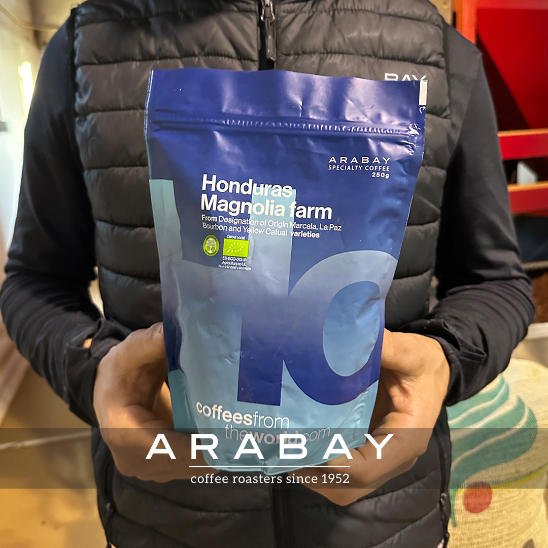 Esta semana hemos tostado el nuevo #elcafédelasemana un #Honduras🇭🇳 con notas de cacao y frutos rojos 

🌎 Origen: Honduras
🏡 Finca: Magnolia
🌱Proceso: natural
⛰️ Altitud: 1250-1700 m
🌱 Variedades: #Bourbon y #YellowPacas 

#coffee #coffeetime #singleorigin #specialtycoffeebar