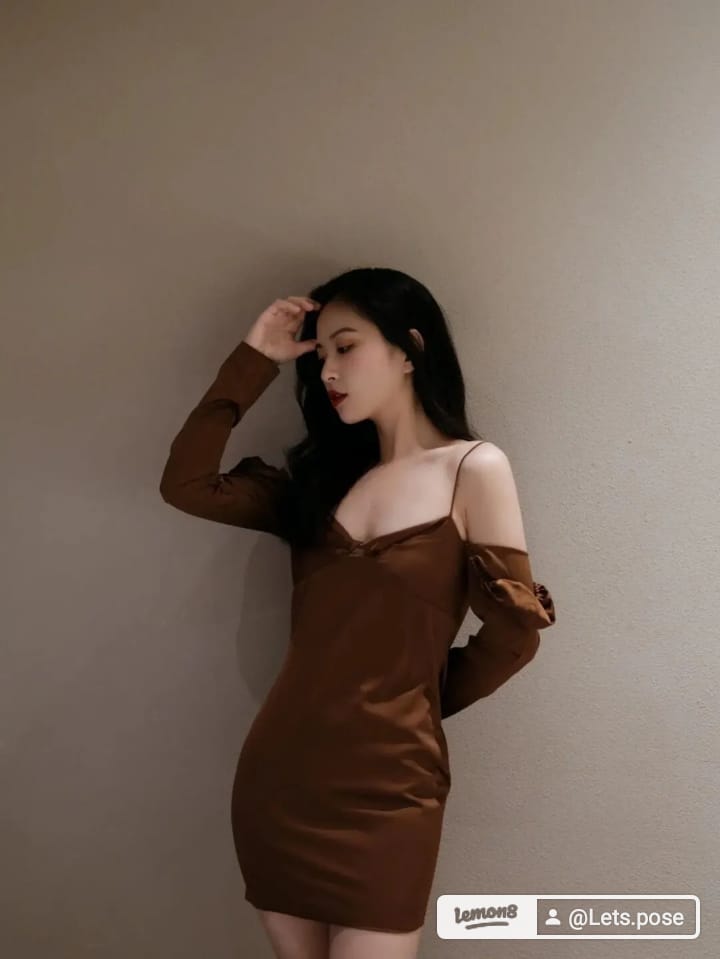 lets_pose's tweet photo. 4️⃣ Ambil sedikit rambut dengan satu tangan
5️⃣Tundukkan kepala ke belakang tangan
6️⃣ Sentuh wajah dengan kedua tangan
8️⃣ Letakkan tangan di dinding dan tarik dressnya https://t.co/565QkcPa1C
