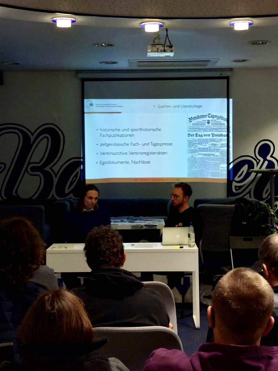 Wir blicken zurück auf einen aufschlussreichen ersten Themenabend im Fanladen mit Dr. Bahro zum Thema „Nationalsozialistische Gleichschaltung des Fußballvereinswesens“. Am 9. Januar geht es weiter mit Juliane Röleke zu NS-Zwangsarbeit im Fußball.