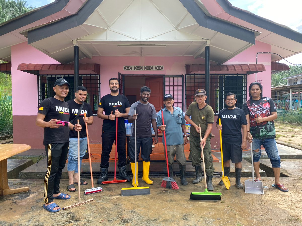 partimudaN9's tweet photo. MUDA N9 telah selesai menjalankan misi bantuan banjir bertempat di Balai Raya Kuala Johol, Negeri Sembilan. Berganding bahu bersama penduduk Kuala Johol, kami bersama-sama membersihkan Balai Raya Kuala Johol serta kawasan sekeliling. https://t.co/tuPBj57pIH
