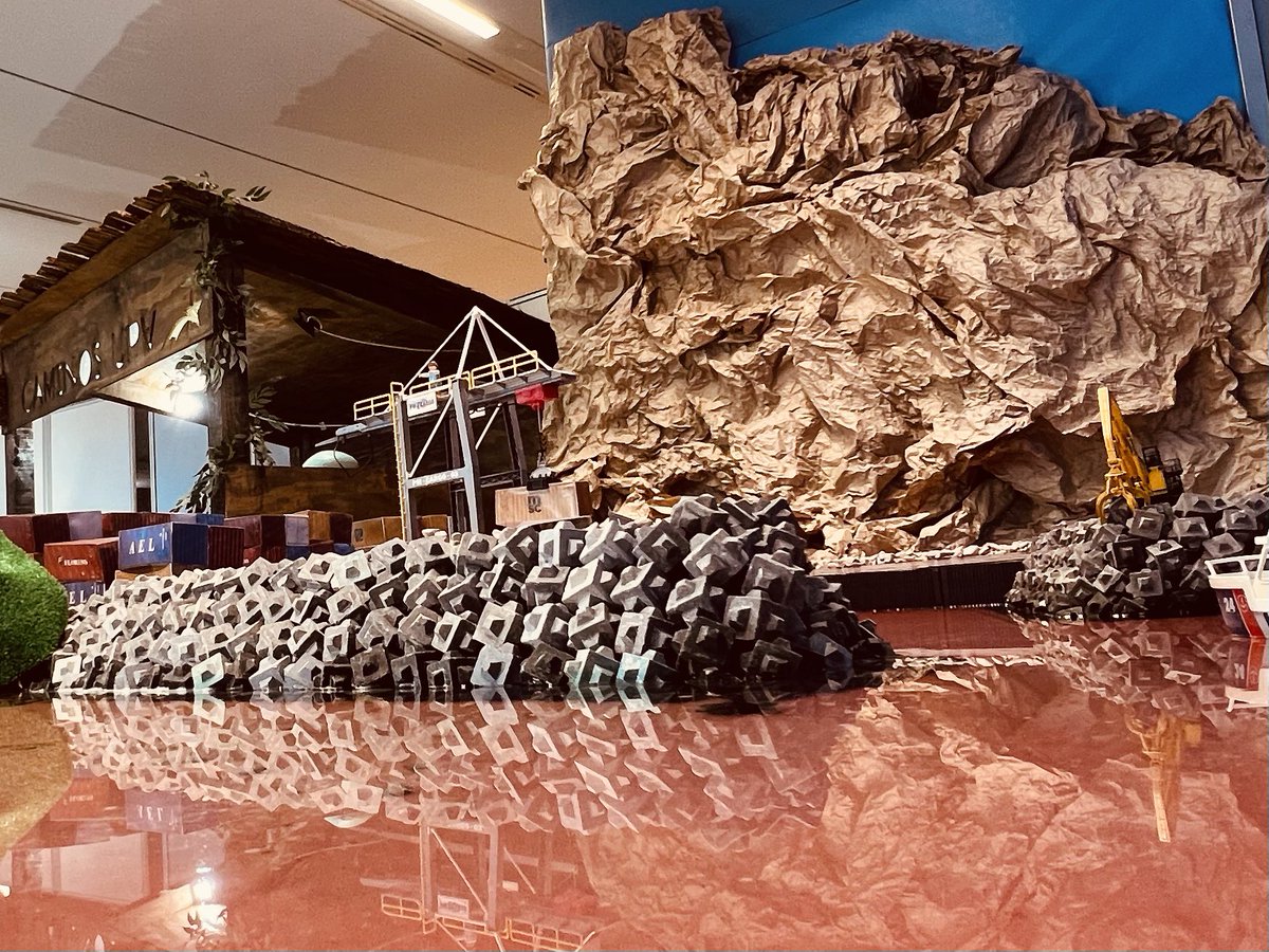 cripoll's tweet photo. Ya he podido ver ese belén tan caminero de @CaminosUPV , con sus carreteras, puente, puerto, ¡y hasta los cubípodos! @maesgomar @PellicerEugenio . Los dorados de las figuras espectaculares @angelacarabal . Me ha encantado https://t.co/7InuBCQtyO