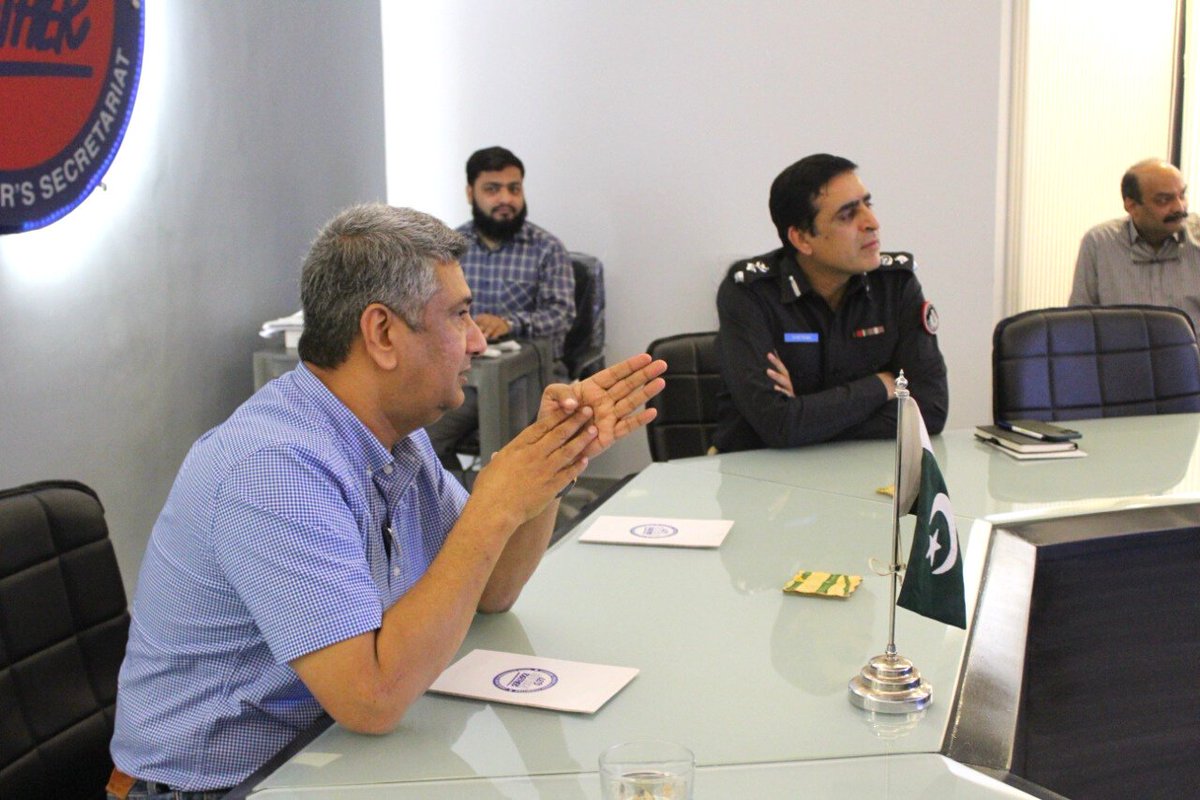 CPLCSindh's tweet photo. On 21st December 2022, SSP AVLC Mr. Anwar Khetran visited CPLC CRC. SSP AVLC was given a briefing on the efforts and performance of CPLC.
#cplcsindh #Sindh #SindhPolice #AVLC #SSP #visit https://t.co/TzFCeISoot