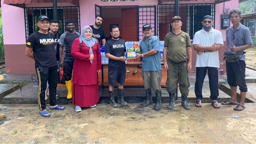 partimudaN9's tweet photo. MUDA N9 telah selesai menjalankan misi bantuan banjir bertempat di Balai Raya Kuala Johol, Negeri Sembilan. Berganding bahu bersama penduduk Kuala Johol, kami bersama-sama membersihkan Balai Raya Kuala Johol serta kawasan sekeliling. https://t.co/tuPBj57pIH
