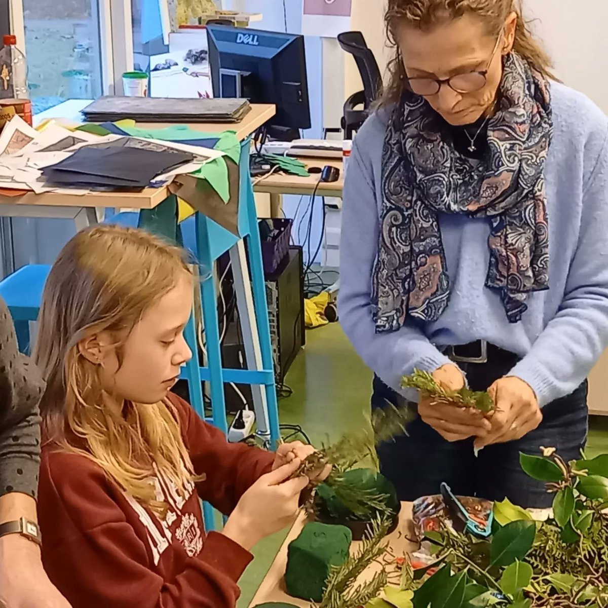 HetKompasMeppel's tweet photo. Opa- en omadag op school?
Nee, maar het is erg fijn en gezellig dat ze vandaag ons meehelpen bij het maken van kerstbakjes.
#educatiefpartnerschap #kerst2022 #yuniors #burgerschap #samenlukthet  @PCBOMeppel https://t.co/dxIIar7uyY