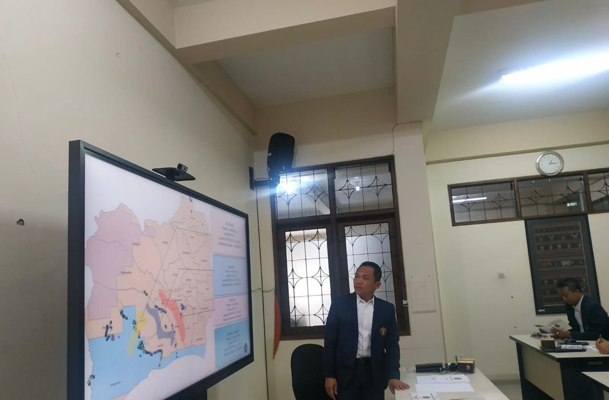 thoriqul_haq's tweet photo. Saya baru selesai ujian SEMINAR PROPOSAL DISERTASI di Universitas Brawijaya. Judulnya KEBIJAKAN LINGKUNGAN BERKELANJUTAN (Studi Tata Kelola Pertambangan Pasir). Ada enam guru besar yg menguji, Ternyata ujiannya ruwet, Dan, Alhamdulillah, penguji meluluskan porposal disertasi https://t.co/RBgaudOBpa