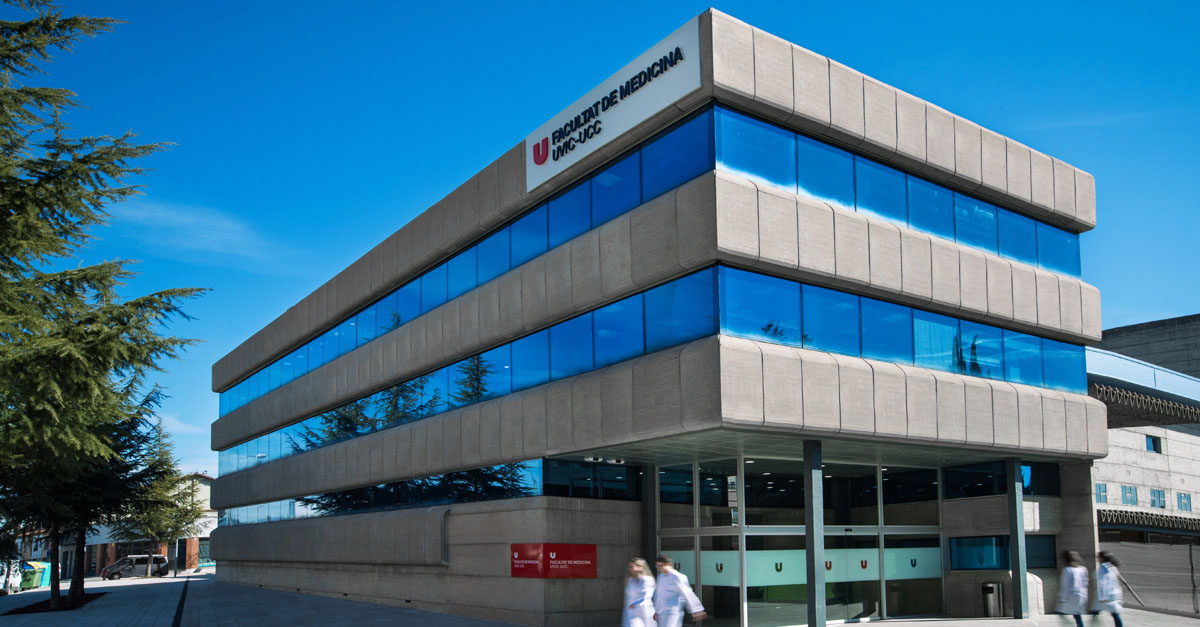 centrobarraquer's tweet photo. INSTITUTO | Con el objetivo de seguir ofreciendo una oferta formativa actualizada y de alta calidad, #Barraquer ha firmado un convenio con la @uvic_ucc
para que el alumnado de la @u_medicina pueda realizar prácticas en el Centro.
https://t.co/OBgeHIat7X https://t.co/fSmRot5Pbx