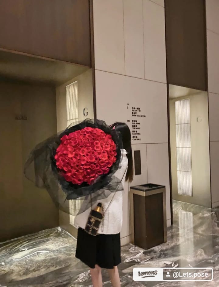 lets_pose's tweet photo. Lagi di usia matang, yang di masa temen udah pada tunangan, nikah bahkan punya anak! Hohoho angkat tangan mu bestie 🙋

Nah untuk kalian lagi di masa itu, bisa banget nih persiapan save pose ini! Siapa tau kan, doi ngelamar kamu aww 😌💋 https://t.co/ZodndhD66u