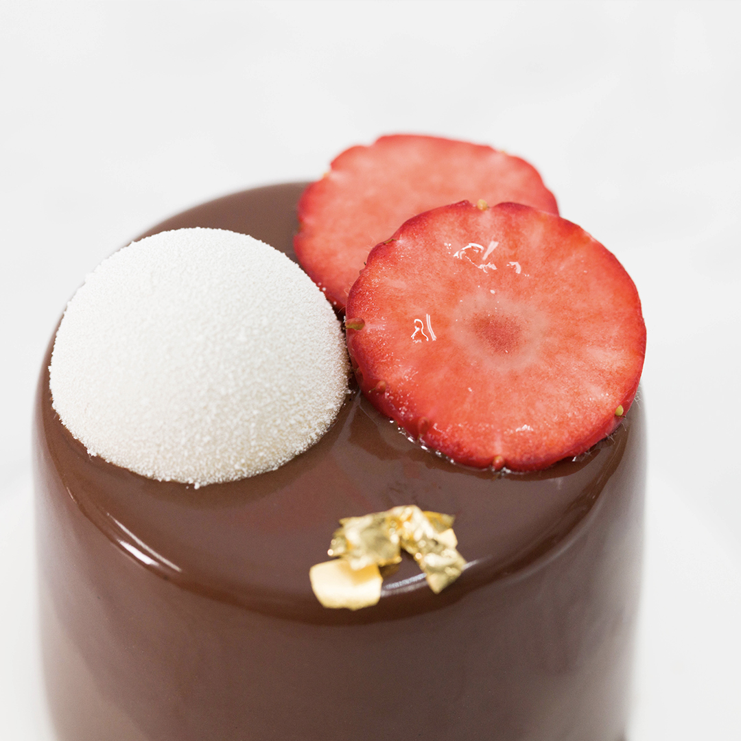 冬の訪れとともに、イルミネーションの季節となりました。当店からも、日比谷の街を彩る美しいイルミネーションがお楽しみいただけます。あたたかく、香り豊かなゲイシャコーヒーと、クリスマスにぴったりのケーキをご用意してお待ちしております。ぜひ当店で、素敵な時間をお過ごしください。